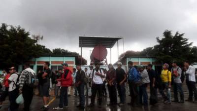 Unos 400 hondureños llegaron ya a Tecún Umán, en espera de más integrantes de la caravana migrante para intentar cruzar este jueves la frontera con México.