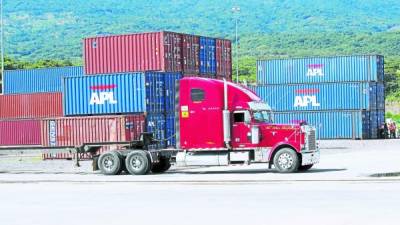 La acumulación de contenedores ha dejado millonarias pérdidas a importadores.