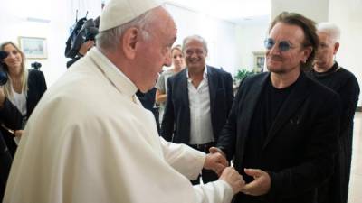 El papa Francisco y el cantante de la banda irlandesa rock U2, Paul Hewson 'Bono'. AFP