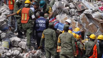 Brigadistas y voluntarios trabajan entre los escombros de los edificios colapsados durante un sismo de magnitud 7,1 en la escala de Richter en Ciudad de México.