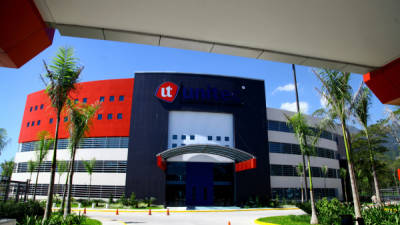 El imponente edificio de Unitec en San Pedro Sula es el fiel reflejo del vanguardista estilo educativo implementado en esta universidad.