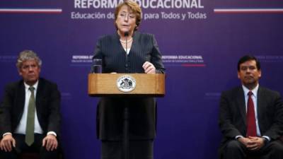 El ministro de Educación, Nicolás Eyzaguirre; la presidenta de Chile, Michelle Bachelet y el ministro de Hacienda, Alberto Arenas en el evento de la firma del proyecto de ley a la nueva reforma en educación.