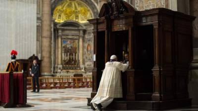 Imagen del Papa arrodillado durante su confesión en la Basílica de San Pedro.