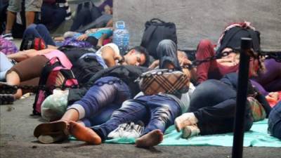 Cientos de inmigrantes Cubanos se encuentran varados en el puesto fronterizo de Peñas Blancas. EFE/Archivo