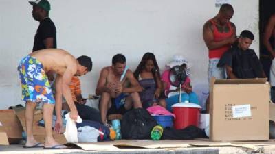 Migrantes cubanos varados en Paso Canoas, frontera de Panamá con Costa Rica, permanecen junto a sus pertenencias. EFE/Archivo.