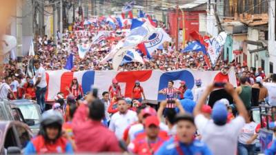 La Ultra Fiel, barra del Olimpia, armó su fiesta previo a la Gran Final contra el Motagua a su llegada al estadio Nacional.