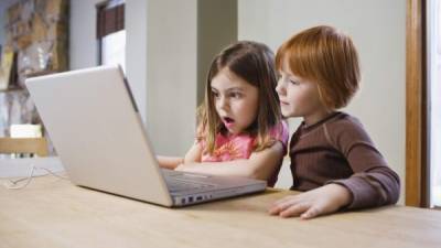 Los niños y adolescentes pasan demasiado tiempo navegando en Internet.