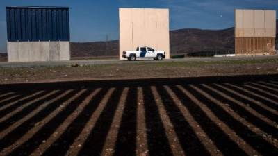 Trump ya mandó construir los prototipos para el muro en la frontera sur de EEUU con el que busca frenar la inmigración ilegal./AFP.