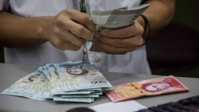 En promedio, un venezolano puede retirar un máximo al día de entre 10.000 y 20.000 bolívares, equivalentes a entre 3 y 6 dólares de acuerdo a la tasa oficial de referencia, y la variación dependerá de la institución financiera en la que se tenga el dinero. EFE/Archivo