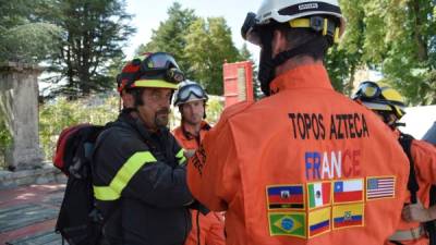 Miembros de la brigada internacional de rescate viajaron a Italia para unirse a la búsqueda de supervivientes.