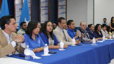 Reinaldo Sánchez, rodeado de dirigentes del CCPN, habla sobre el proceso electoral.