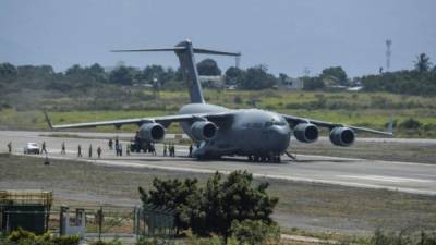 Aviones militares C-17 de la Fuerza Aérea de Estados Unidos aterrizaron ayer en la ciudad colombiana de Cúcuta, cerca de la frontera con Venezuela, para entregar varias toneladas de ayuda humanitaria solicitadas por el presidente interino, Juan Guaidó.