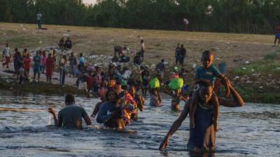 Migrantes haitianos siguen intentado cruzar el Río Grande hacia EEUU pese a la fuerte presencia policial./AFP.