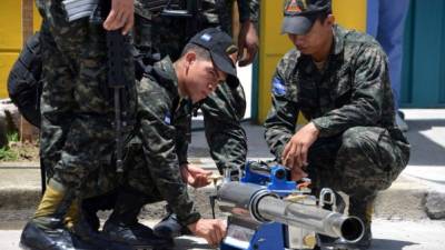 Militares hondureños realizan tareas de fumigación contra el zancudo transmisor del zika. AFP.