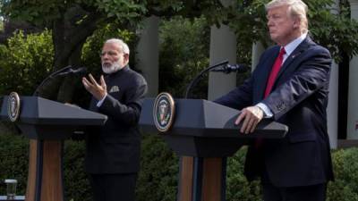 El presidente de Estados Unidos, Donald Trump (d), fue registrado este lunes, junto al primer ministro de India, Narendra Modi, al hablar ante medios de comunicación en el jardín Rose de la Casa Blanca, en Washington (DC, EE.UU.). Trump, aseguró que la alianza entre su país y la India 'nunca ha sido tan sólida'. EFE/Shawn Thew