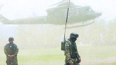 Los nuevos uniformados dieron muestras de su entrenamiento en rescate aéreo.