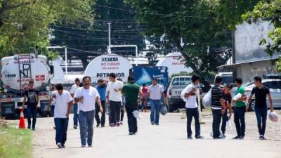 Grupo de migrantes retornados ayer saliendo del CAMR en La Lima.