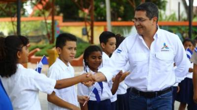 El presidente Juan Orlando Hernández en el momento en el que saludaba a un grupo de niños de la Escuela Gabriela Mistral en la ciudad de La Lima, Cortés, zona norte de Honduras.