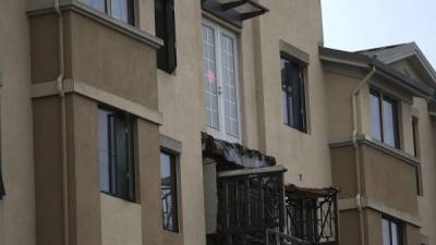 El balcón, ubicado en el tercer piso de una residencia estudiantil, colapsó con el peso de una decena de jóvenes.