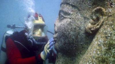 Fotografía facilitada por el Museo Rietberg, de un buzo que practica una exhumación submarina en la Bahía de Aboukir, a pocos kilómetros al este de Alejandría, de una de las estatuas que forman parte de la muestra, los 'Misterios de Osiris', uno de los mayores mitos fundadores de Egipto y que marca el inicio del reino de los faraones, expuesta desde hoy en el Museo Rietberg de Zúrich. EFE