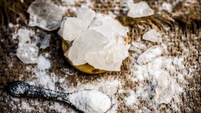 La piedra de alumbre es una piedra semi-transparente y blanquecina, hecha a partir del mineral alumbre de potasio, que posee varias aplicaciones en la salud y belleza, siendo especialmente utilizada como desodorante o antitranspirante natural.Si no habías escuchado la piedra alumbre es momento de leer este artículo.