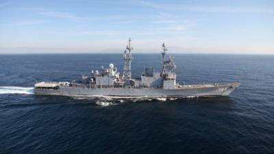 Autoridades estadounidenses denunciaron que cuatro buques de guerra iraníes se aproximaron a dos destructores estadounidenses con sus armas descubiertas en el Estrecho de Ormuz,