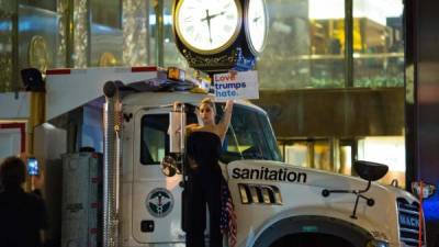 La cantante Lady Gaga protestó en la ciudad de Nueva York contra el presidente electo. La pancarta que sostiene se puede traducir en algo así como 'el amor supera al odio'. AFP