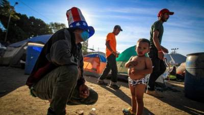 Integrantes de la caravana migrante de centroamericanos permanecen en un albergue en la ciudad de Tijuana, en Baja California. EFE