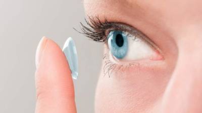Mantega una buena higiene al usar los lentes de contacto. Haga un uso moderado de los lentes de contacto, un máximo de 8 horas al día.