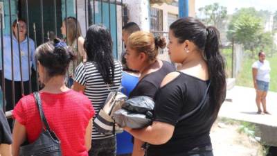 Familia de los privados de libertad del centro penal de Copán llegaron a dejar víveres.