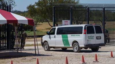 Las autoridades de Texas ordenaron la detención de cientos de inmigrantes con una política denominada “captura y cárcel”.