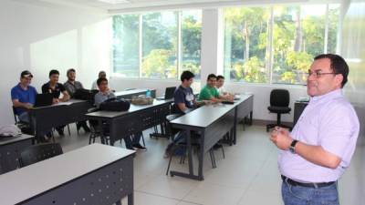 Un catedrático imparte clases en las instalaciones de Unitec. Foto: Jorge Monzón