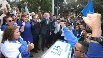 Gladis Aurora López, Oswaldo Ramos Soto y Juan Diego Zelaya partieron un enorme pastel que llevaron para celebrar los 114 años.