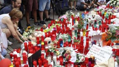 El mosaico de Miró, donde terminó el recorrido la furgoneta que atentó el jueves en las Ramblas, repleto de muestras de apoyo en forma de flores y velas. EFE