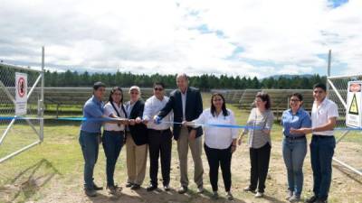 Autoridades y alumnos de la institución en el evento de inauguración.