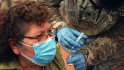 El Gobierno de EEUU tiene como meta la vacunación del 70% de los adultos para el mes julio. Foto: AFP