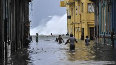 Violentas ráfagas del huracán Irma se abatieron durante la noche sobre La Habana y sus dos millones de habitantes, provocando importantes inundaciones y la interrupción de la energía eléctrica.// Foto AFP.