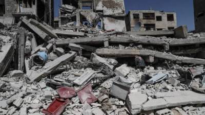 Escombros de unos edificios destruidos por las bombas en Duma, en el este de Guta (Siria). EFE