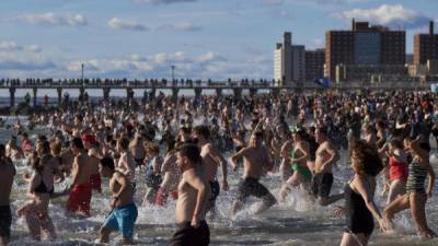 Personas participan en el Día de Año Nuevo de Coney Island Polar Bear Club en Brooklyn, Nueva York (EE.UU.), hoy, 01 de enero de 2019. EFE