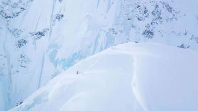 Fotografía del 2 de mayo de 2017 de la montañista argentina Natalia Martínez, de 37 años, que se encuentra atrapada en la montaña más alta de Canadá, el Monte Logan, en el extremo noroccidental del país, después de que dos terremotos en la zona provocasen avalanchas. EFE/Lance Goodwin