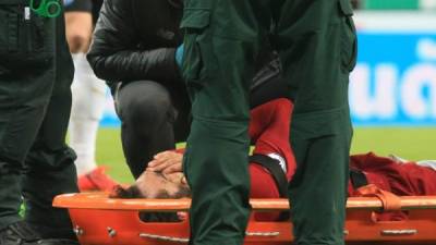 Salah sufrió un fuerte encontronazo el sábado con el portero del Newcastle Martin Dubravka. Fue atendido sobre el terreno de juego y después fue trasladado al vestuario, donde fue atendido por los médicos del Liverpool. Foto AFP.