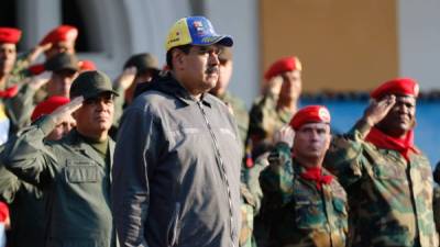 Tropas venezolanas saludan al presidente de Venezuela, Nicolás Maduro. Foto: AFP/Presidencia de Venezuela
