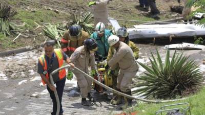 Bomberos trabajan en un avión que se accidentó este martes 22 de mayo en Tegucigalpa. EFE