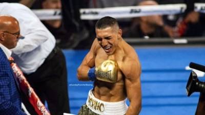 Teófimo López celebra su nuevo triunfo en el boxeo profesional. Foto Twitter