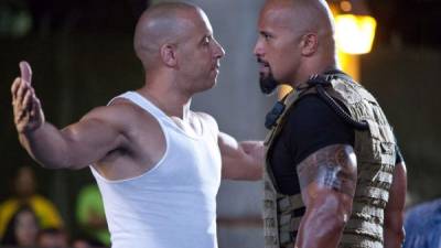 Vin Diesel y Dwayne Johnson 'La Roca' en una escena de 'Fast and furious 7'.