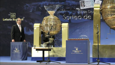 Las bolas de los premios caen de la tolva al bombo, antes del inicio del Sorteo Extraordinario de Navidad que se celebra hoy en Madrid. EFE