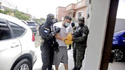 Arnold Gabriel Donaire Valdez, alias el Español, se enfrentó con los policías y resultó herido. Dentro de la lujosa residencia encontraron droga y dinero.