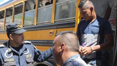 Gustavo Matamoros bajó del autobús que la mañana de ayer lo trasladó hasta los Juzgados de lo Penal.