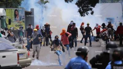Momentos de incertidumbre. Gas lacrimógeno es lanzado a manifestantes. Miles de personas que recorren las calles de Tegucigalpa, departamento de Francisco Morazán, zona central de Honduras.