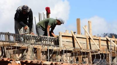 Dos obreros trabajan en la construcción de una vivienda en Tegucigalpa.